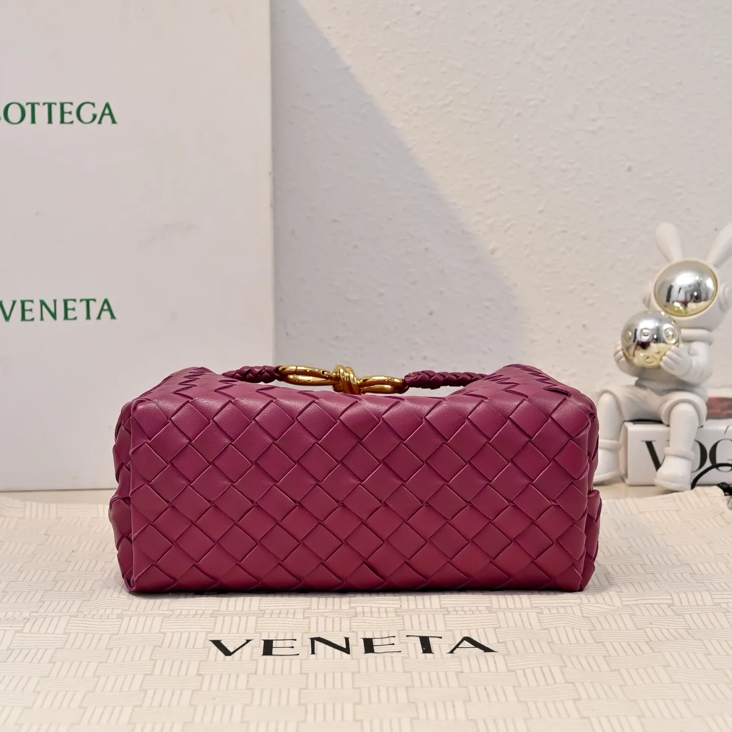 Batch 1860 B's 2023 spring and summer new style continues the brand's woven pattern style with detailed metal knot switch buckles. This time, the shoulder straps are also made into tube weaves, showing different craftsmanship. The carrying method is versatile to create more different styles. Intrecciato woven leather small handbag, equipped with sliding crossbody strap. Internal compartments, including 1 zipper pocket and 2 open pockets. Magnetic buckle closure. Size: 25*20*10cm Model: 7463#
